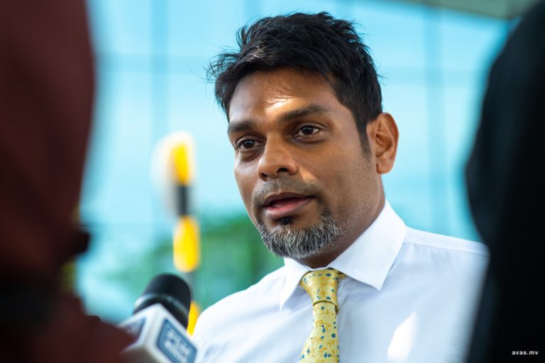 ސިޔާސީ ހަރަކާތް ހިންގާ ތަންތަނަށް ކަޅު ތެޔޮ ޖަހާ ގެއްލުން ދިނުމަކީ ވަރަށް ނާތަހުޒީބު އަމަލެއް: ޢަމްރު