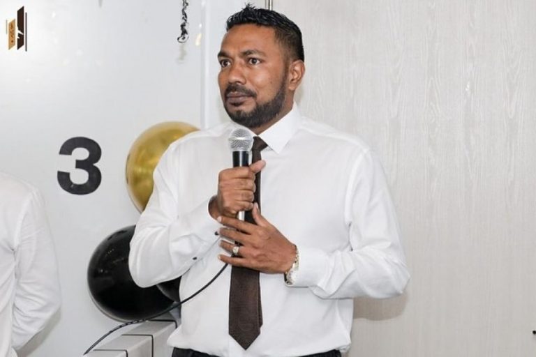 ވަޒީރު އިޙްސާނާ ދެކޮޅަށް ނުކުތުމަކީ ރައީސް ޑރ. މުޢިއްޒާއި އެމަނިކުފާނުގެ ސަރުކާރާ ދެކޮޅަށް ނުކުތުން: މުބީން