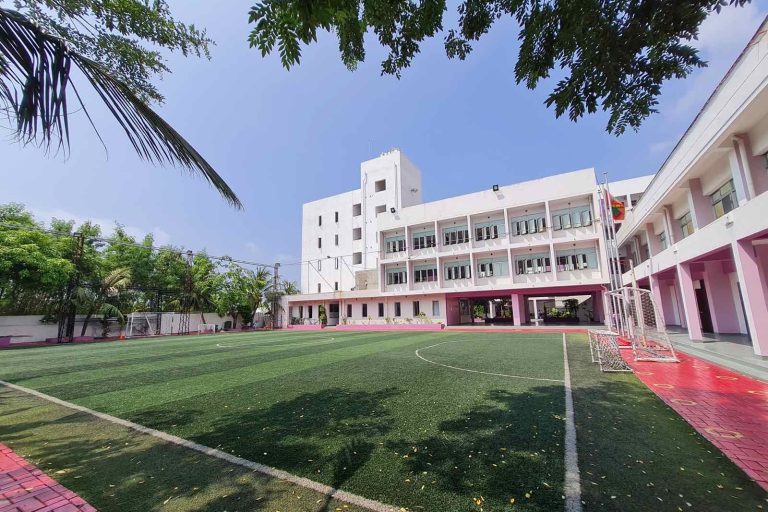 ހިރިޔާ ސްކޫލްގައި ބޭއްވި ފުޓްސަލް މެޗެއްގެ ތެރެއިން ބެލެނިވެރިއަކު ނިޔާވެއްޖެ