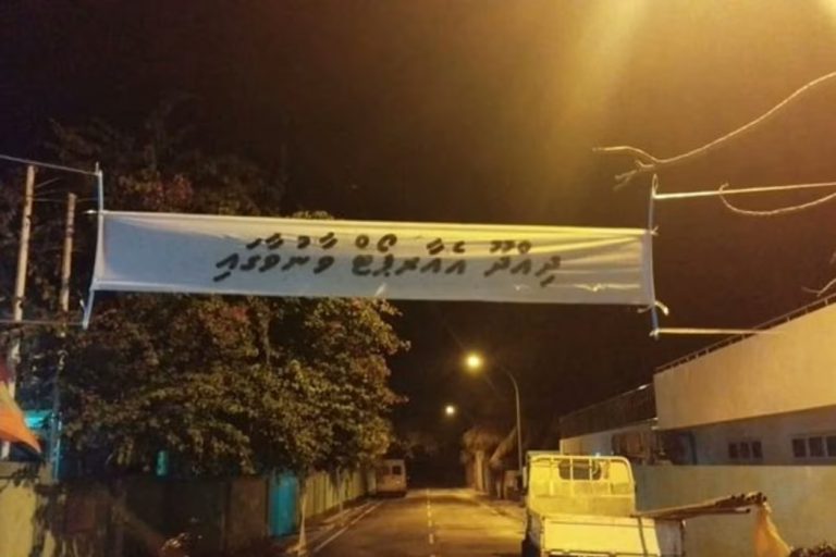 އެމްޑީޕީ އާއި ޑިމޮކްރެޓްސް އިން ދިއްދޫގައި ދެމި ބެނާތައް ބަޔަކު ކަނޑާލައިފި