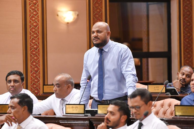 ލާމަރުކަޒީ ނިޒާމު ޙަޤީޤީ މާނައިގައި ހިނގާނީ ރަނގަޅު ފުރާޅެއްގެ ދަށުގައިކަން ޤަބޫލުކުރި ހަމައެކަނި ވެރިއަކީ ރައީސް ޑރ. މުޢިއްޒު: ޝުޖާޢު