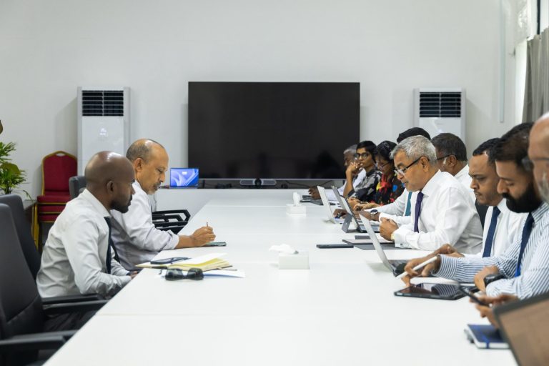 ކުނި މެނޭޖްކުރުމުގެ މަސައްކަތާއި ގުޅޭގޮތުން މަޝްވަރާކޮށްފި