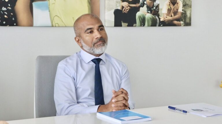 ޚާއްޞަ އެހީއަށް ބޭނުންވާ ކުއްޖާއަށް އަނިޔާކުރި މުދައްރިސް ދޫކޮށްލައިފި
