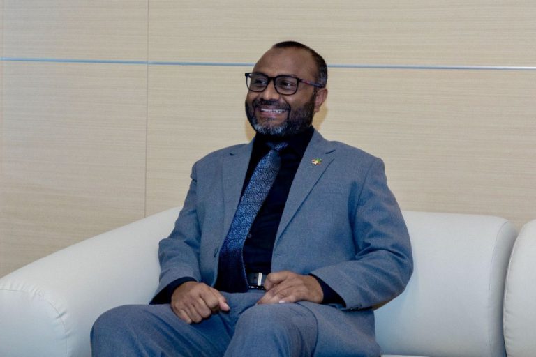 ހާލުގައި ޖެހުނު ޢުމްރާވެރިން ހޮނިހިރު ދުވަހު ރާއްޖެ ގެންނަނީ