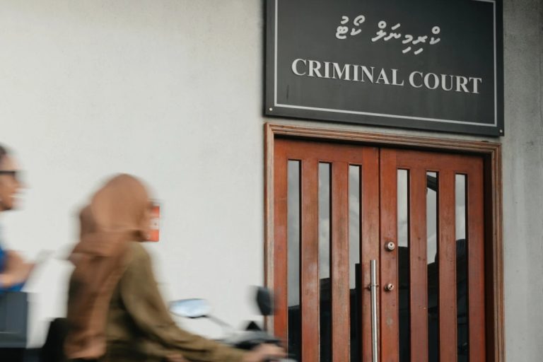 ލޯބިވެރިޔާގެ ކުރީގެ ފިރިމީހާގެ ސައިކަލުގައި ރޯކޮށްލި މީހާގެ ބަންދަށް އިތުރު ފަސް ދުވަސް