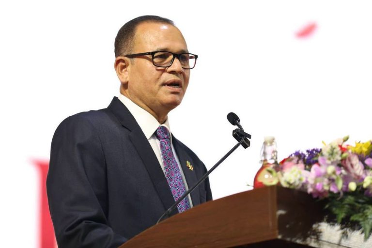 ދުންފަތާ ދުރުހެލިވުމަށް ސަމާލުކަން ދިނުމަށް ވަޒީރު އާދަމް ޝަރީފް އިލްތިމާސްކުރައްވައިފި