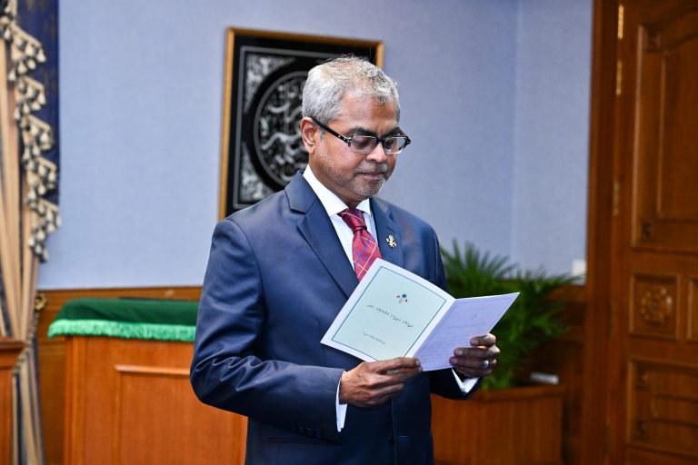 ވަޒީރު ޠާރިޤަށް ރުހުން ހޯދަން މަޖިލީހަށް ހުށަހަޅައިފި