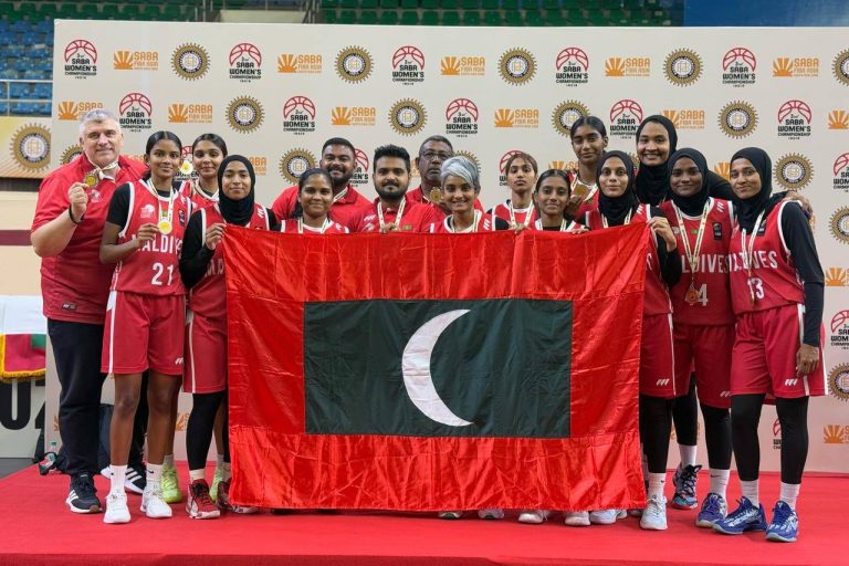 ބާސްކެޓްބޯޅައިގެން ރާއްޖެއަށް ރިހި މެޑަލް ހޯދައިދިން އަންހެން ޓީމަށް ރައީސްގެ ތަހުނިޔާ