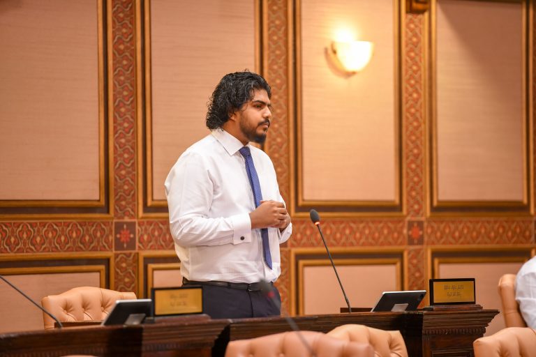 ޙަލާލު ފަތުރުވެރިކަމަށް ހަންކެޑެ ތަރައްޤީކުރަން ނިންމި ނިންމުމާ މެންބަރު އަޒާންވެސް ދެކޮޅު