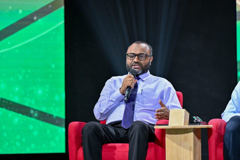 މެންބަރުން ޝަރުޢީ ދާއިރާއިން ތަޢުލީމު ހާސިލުކުރައްވަން ނިންމެވުމުން ޑރ. ޝަހީމްގެ ތަޢުރީފު