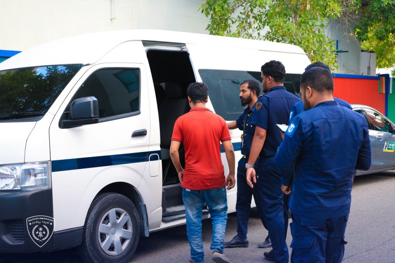 ޞައްޙަ ވިސާއެއް ނެތި މަސައްކަތްކުރަމުންދިޔަ ބިދޭސީއަކު އަތުލައިގެންފި