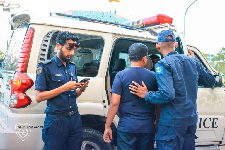 މާލޭގެ ފަސް މާރުކޭޓެއް ބަލައި ގަވާއިދާ ޚިލާފަށް މަސައްކަތް ކުރަމުންދިޔަ ދެ ބިދޭސީއަކު އަތުލައިގެންފި