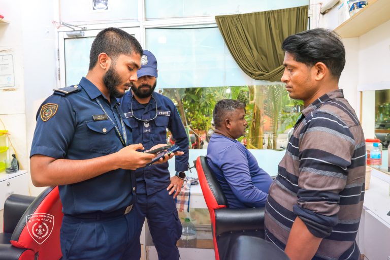 ޞައްޙަ ވިސާ ނެތި މަސައްކަތްކުރަމުންދިޔަ ތިން ބިދޭސީއަކު އަތުލައިގެންފި