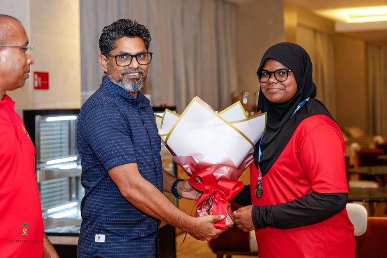 އޭޝިއަން ރައިފަލް ކަޕްގައި ރިހި މެޑަލް ހޯދި އީޝަލް އަށް ސްޕޯޓްސް ކޮމިޝަނަރުގެ ހޫނު މަރުޙަބާއެއް