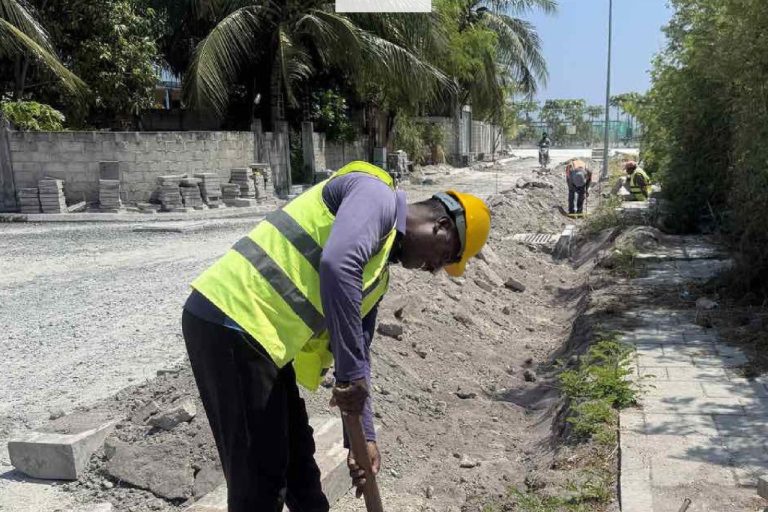 ހިންނަވަރާއި ހޮޅުދޫ އަދި މާމިގިލީގެ މަގުތައް ހެދުމުގެ މަސައްކަތް ބާރު ސްޕީޑްގައި ކުރިއަށް