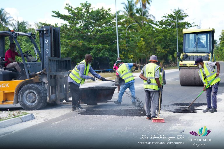 އައްޑޫ ލިންކް ރޯޑުގައި ހެދިފައިވާ ވަޅުތަކަށް ތާރު އެޅުމުގެ މަސައްކަތް ފަށައިފި