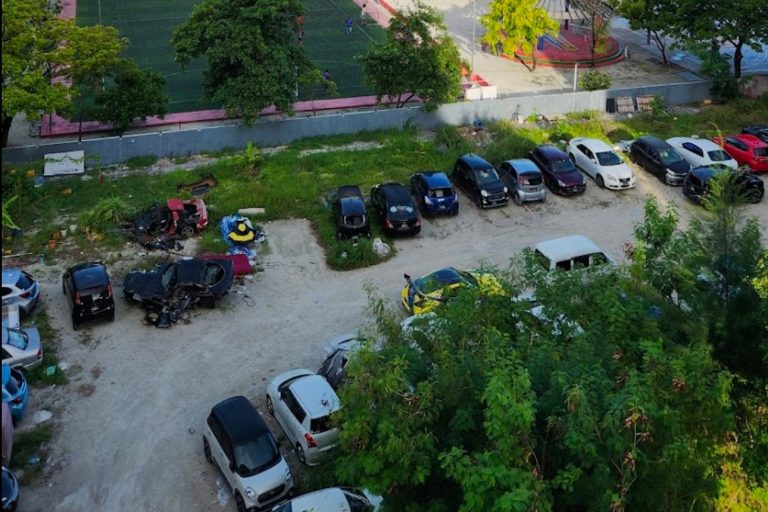 ޣާޒީ ސްކޫލް ކުރިމަތީގައި އޮންނަ ބިން ހުސްކޮށް އެ ސަރަހައްދުގައި ހުރި ވެހިކަލްތައް ނަގަން އަންގައިފި