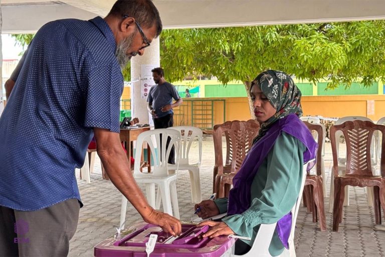 ހަތަރެއް ޖެހުމާއި ހަމައަށް ހަހާހަށް ވުރެ ގިނަ މީހުން ވޯޓު ލައިފި