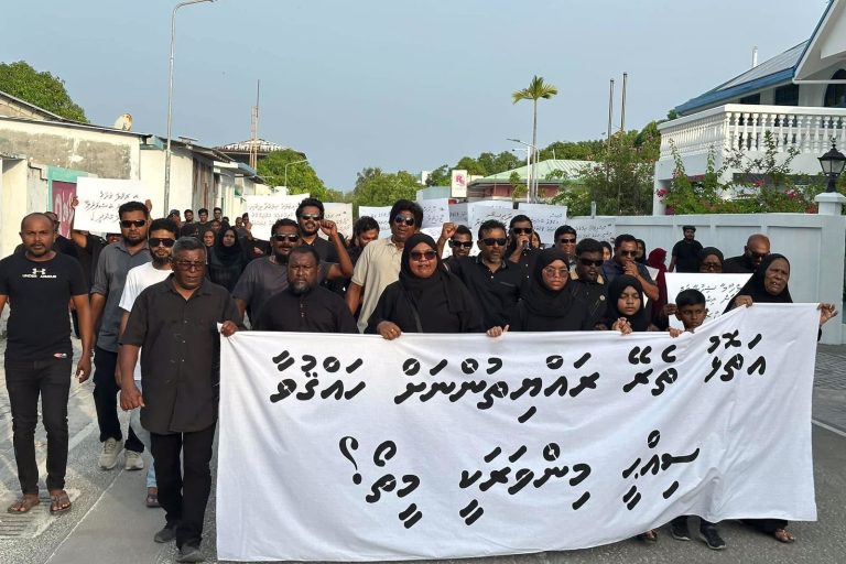 ދެމައިން މަރުވި މައްސަލައާއި ގުޅިގެން ވިލިނގިލީގައި އިހުތިޖާޖު ކޮށްފި