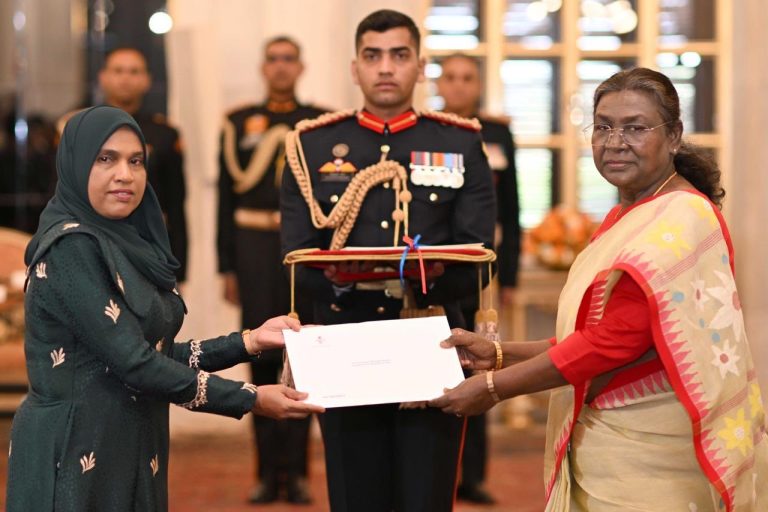 އަޒީމާ ސަފީރުކަމުގެ ފަތްކޮޅު އިންޑިއާގެ ރައީސަށް އަރުވައިފި