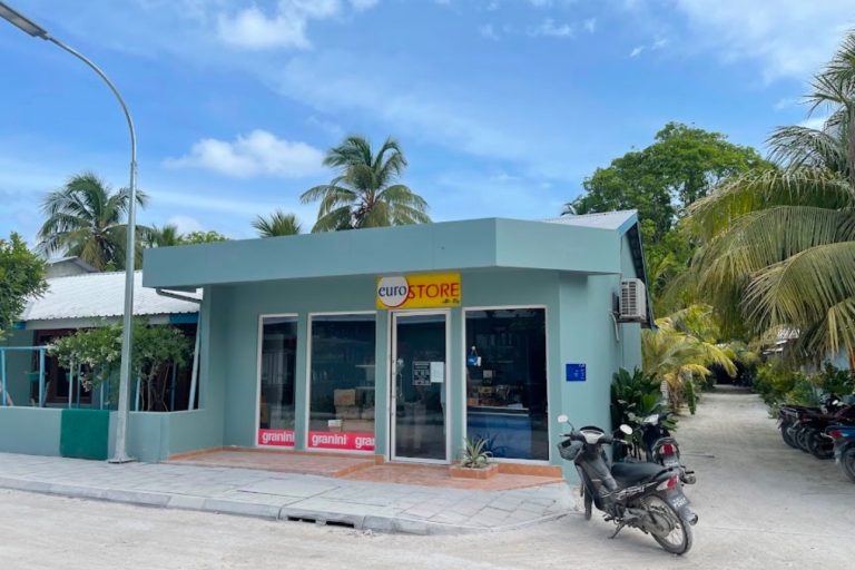 ފުވައްމުލަކުގެ ގުދަނެއް ފަޅާލާ ގިނަ އަދަދެއްގެ ސިނގިރެޓު ކޭސްތަކެއް ވަގަށް ނަގައިފި