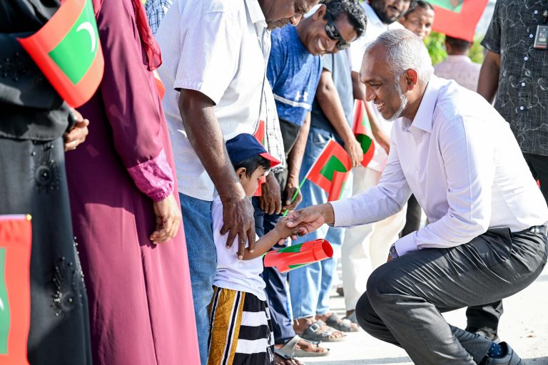 ދ. އަތޮޅަށް ކުރެއްވި ދަތުރުފުޅު ނިންމަވާލެއްވުމަށްފަހު ރައީސް މާލެ ވަޑައިގެންފި