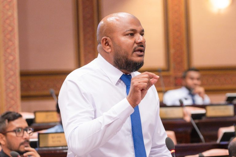 އެމްޑީޕީގެ ހެޔޮވެރިކަމުގެ ފޮތް ހުޅުވީމަ ފެންނަން އޮތީ ދަރަނި އަދި ފައިސާ ޗާޕް: ޝުޖާއު
