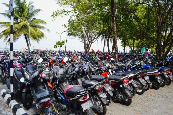 މާލޭގައި ގަވާއިދާ ޚިލާފަށް ޕާކުކޮށްފައި ހުރި އުޅަނދުތައް މާދަމާއިން ފެށިގެން ޓޯކުރަނީ