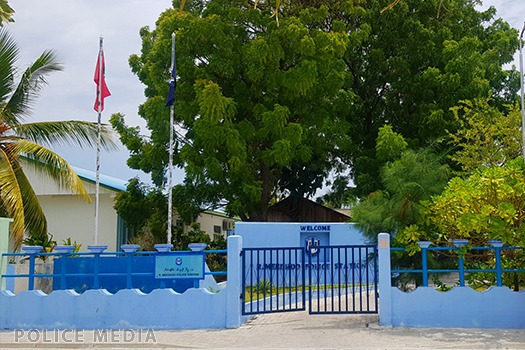 މީދޫގައި ފުލުހަކަށް ހަމަލާދިން ކުޑަކުއްޖަކު ކޮންޓްރޯލް ކުރުމުގައި ޢަމަލުކުރި ގޮތް ބަލަނީ