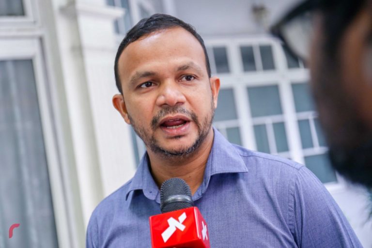 މެންބަރުން ވަކިކުރުމާ ބެހޭ އެއްވެސް އިޖުރާއަތެއް ނުހިންގުމަށް ވަގުތީ އަމުރަކަށް އެދިއްޖެ