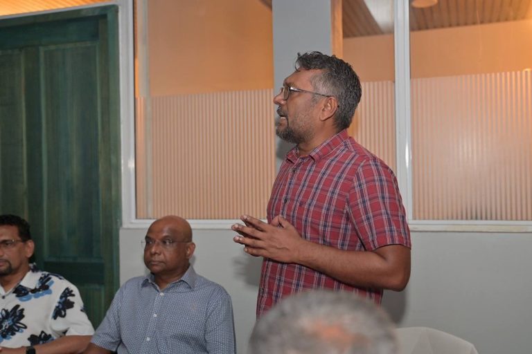 ސަރުކާރުން ޓެކްސީ ވިޔަފާރިއަށް ވަނުމަކީ އެ މަސައްކަތް ކުރާ އެތައް ބަޔަކަށް ލިބޭ ބޮޑު ގެއްލުމެއް: އެމްޑީޕީ