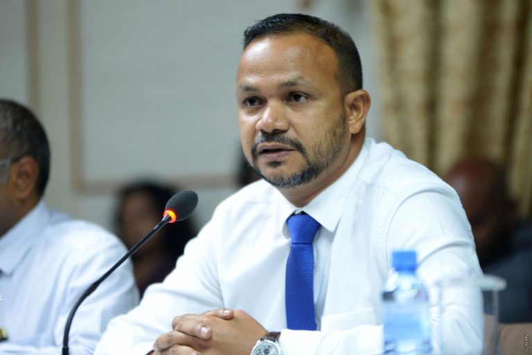 މާޅޮސްމަޑުލު މެދުގައި އަޅަންވާނީ ބައިނަލްއަޤްވާމީ ފެންވަރުގެ ބޮޑު އެއާޕޯޓެއް: ޢަލީ ޙުސައިން