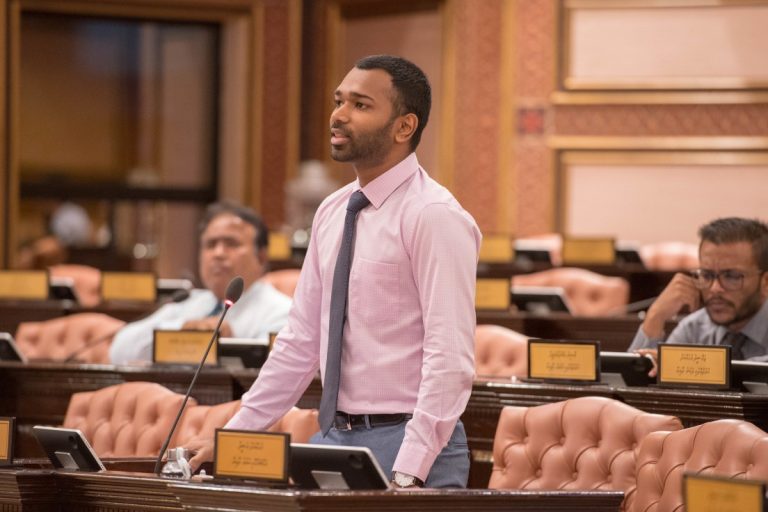 އިހުތިޖާޖުކުރި ޓެކްސީ ޑްރައިވަރުން މިނިވަންކުރުމަށް ގޮވާލައި ކުއްލި މައްސަލައެއް ހުށަހަޅައިފި