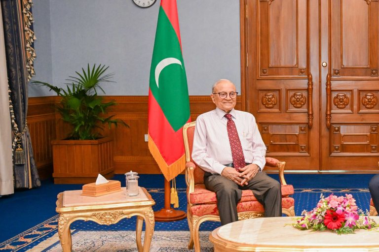 ބާރުގަދަ ބޭފުޅަކު ކަމުގައި ވިޔަސް، ޤާނޫނާ ޚިލާފަށް ކަންކަން ނުކުރެވޭނެ: މައުމޫން