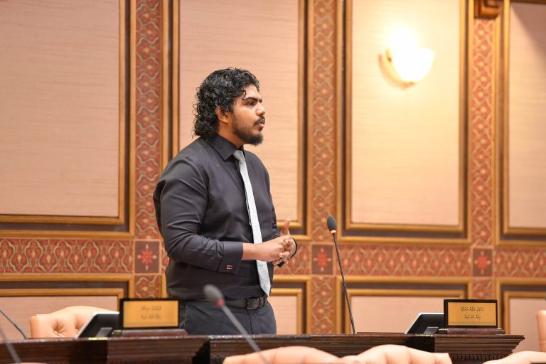 ރާއްޖެއިން ބޭރުގައި ކިޔަވާ ކުދިންނަށް ދިމާވާ ދަތިތަކާ ގުޅޭގޮތުން ވަޒީރު ޑރ. ހައިދަރާ ސުވާލުކުރުމަށް ހުށަހަޅައިފި