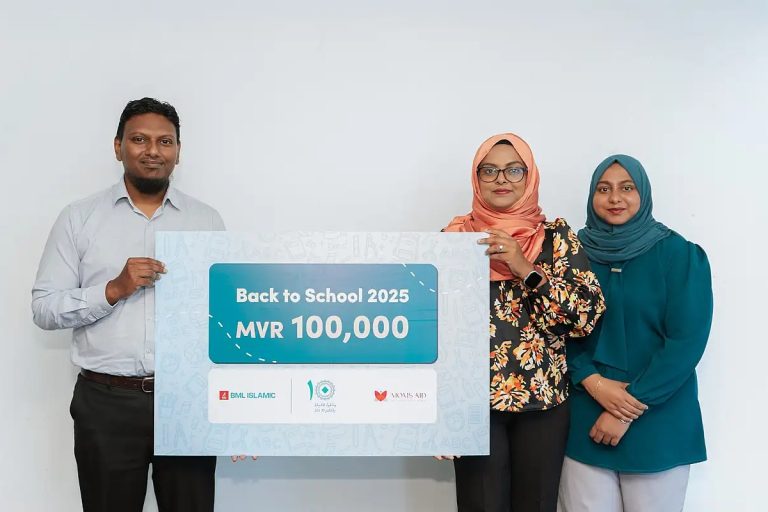 ބެކް ޓު ސުކޫލު ކެމްޕޭނަށް ބީއެމްއެލް އިސްލާމިކް އިން 1 ލައްކަ ރުފިޔާ ހަދިޔާ ކޮށްފި