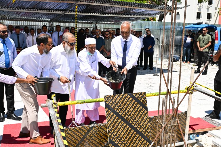 ހުޅުމާލޭގައި އިމާރާތްކުރާ އައު މިސްކިތުގެ ބިންގާ ރައީސް އަޅުއްވައިދެއްވައިފި