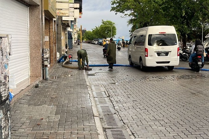 އާންމު ހާލަތަށް ގެނެސް، މާލޭގައި ފެން ހިންދުމުގެ މަސައްކަތް ވަގުތީ ގޮތުން މެދުކަނޑާލައިފި