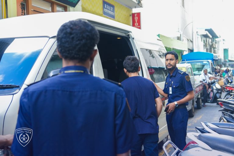 މާލޭގެ ގަރާޖެއް ބަލައިފާސްކޮށް ދެ ބިދޭސީއަކު އަތުލައިގެންފި