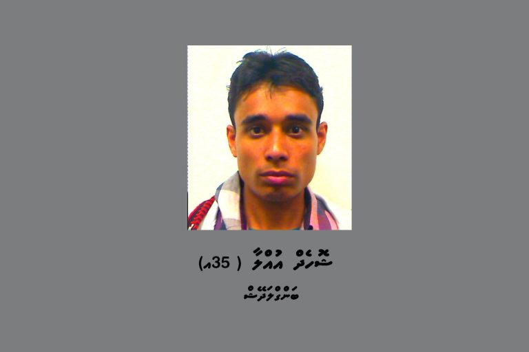 މަނަދޫ ޕޮލިސް ސްޓެޝަނަށް ހާޒިރުވުމަށް ބިދޭސީ އަކު ހޯދަނީ