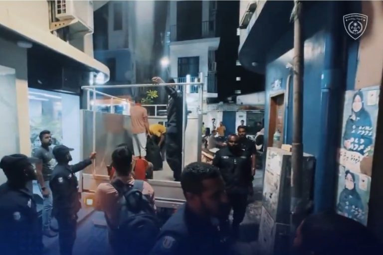 މައްޗަންގޮޅި ގެއެއް ބަލައިފާސްކޮށް ގަވާއިދާ ޚިލާފަށާއި ފިލައިގެން އުޅެމުންދިޔަ 32 ބިދޭސީއަކު ހައްޔަރުކޮށްފި