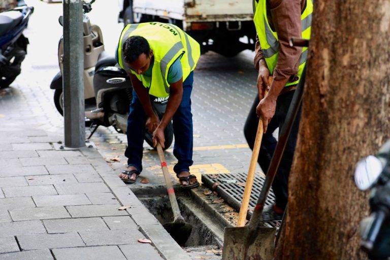 މާލޭގެ މަގުތަކުގެ ކާނުތައް ސާފުކުރުމުގެ މަސައްކަތް ފަށައިފި
