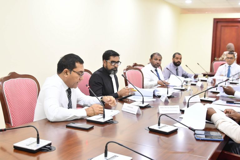 މެމްބަރުން ބޭރުން ބޭސްފަރުވާ ކުރުމަށް ކާޑެއް ތައާރަފުކުރަން ނިންމައިފި