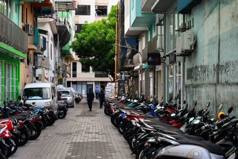 ގޭސްފުޅިއެއް ވަގަށް ނަގައިގެން ދަނިކޮށް ޒުވާނަކު ހައްޔަރު ކޮށްފި