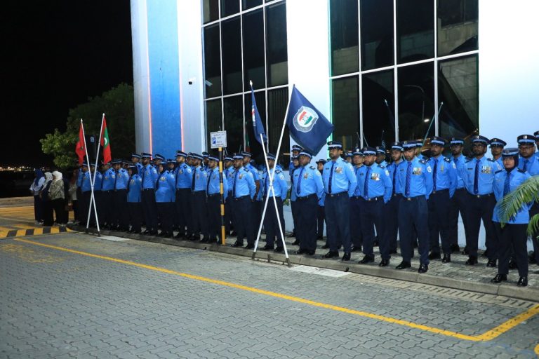 ޤާނޫނަށް ޙުރުމަތްތެރިކޮށް ހިތުމުގައި ފުރަތަމަ ނަމޫނާ ދައްކާ ބަޔަކީ ފުލުހުންނަށް ވުމަށް އެދެފި