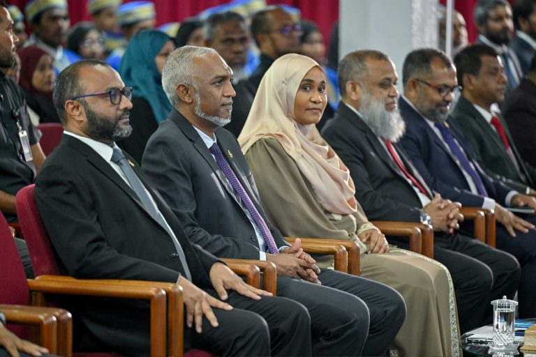މަސައްކަތްތެރިންނަށް ރައީސްގެ ދެކަނބަލުން ތަހުނިޔާ ފޮނުއްވައިފި