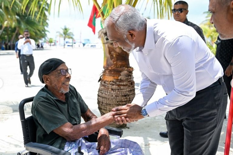 އާންމުން ފޮނުވާ ސުވާލުތައް އެމަނިކުފާނު އަމިއްލަފުޅަށް ބައްލަވާ ކަމަށް ރައީސް ވިދާޅުވެއްޖެ