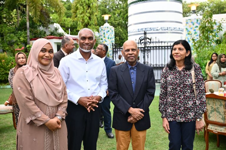 ރައީސްގެ ދެކަނބަލުން ބޭރު ޑިޕްލޮމެޓުންނަށް ރޯދަވީއްލުމެއް ދެއްވައިފި