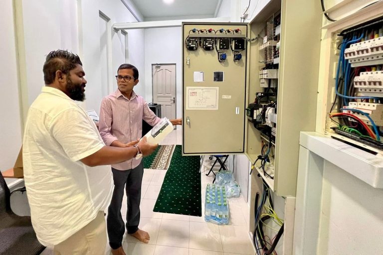 އަޒީޒާ މިސްކިތުގެ ކަރަންޓުގެ މައްސަލަ ހައްލުކުރުންސްޓެލްކޯ އެމްޑީގެ ބެލުމުގެ ދަށުން ނިންމައިފި