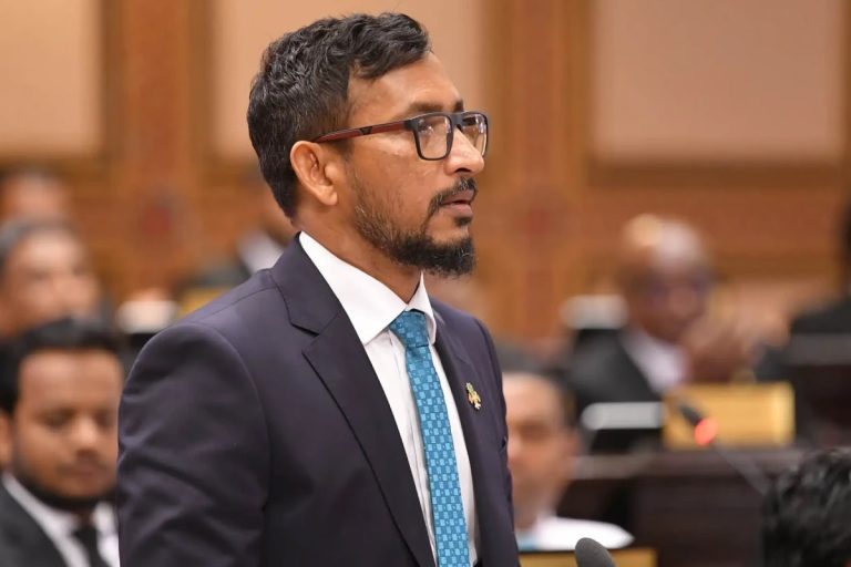 ކުރީ ސަރުކާރުން ފައިސާ ޗާޕުކުރިއަސް މިސަރުކާރުން އެފަދަ ވިސްނުމެއްވެސް ނުގެންގުޅޭ: ފަލާޙު
